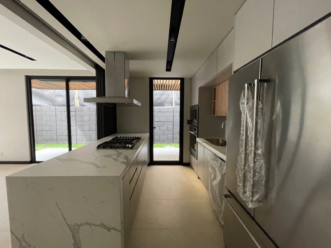 CASA VENTA NUEVA KM 9 CAES FRENTE A HOTEL HILTON 317 MTS2 , 4 DORMITORIOS, DESNIVELES, $715,000 OPCIÓN A RENTA $2,900 — Casa en Venta en Carretera a El Salvador, Guatemala, Ciudad — foto 1 de 13