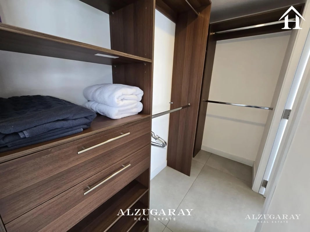 APTO. AMUEBLADO C/ BALCÓN - 2 HAB. / EDIFICIO EN ZONA 10 — Apartamento en Alquiler en Zona 10, Guatemala, Ciudad — foto 4 de 10