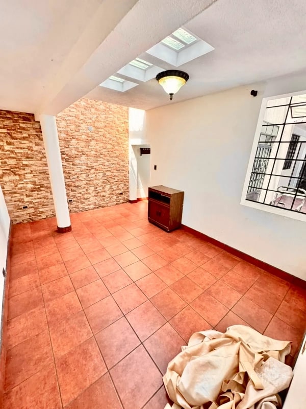 Zona 11 • Casa en Renta • Mariscal - 12