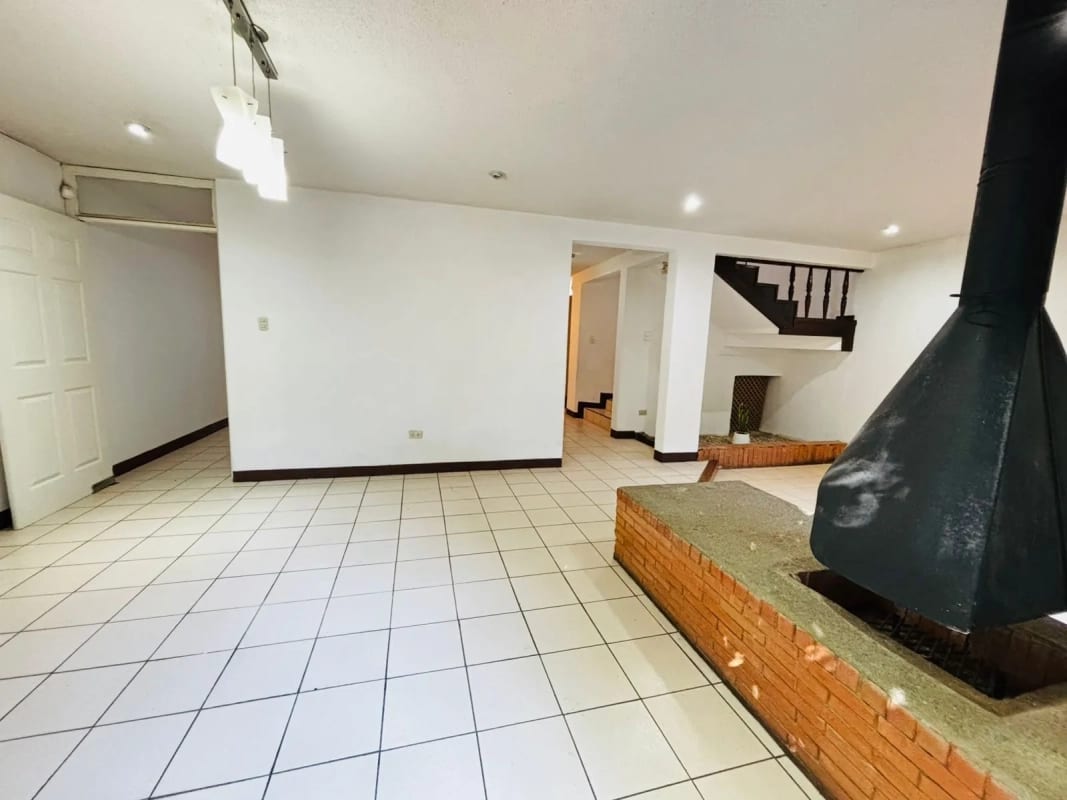 Linda Casa con jardín en Venta en Km. 27 CAES — Casa en Venta en Carretera a El Salvador, Guatemala, Ciudad — foto 11 de 16