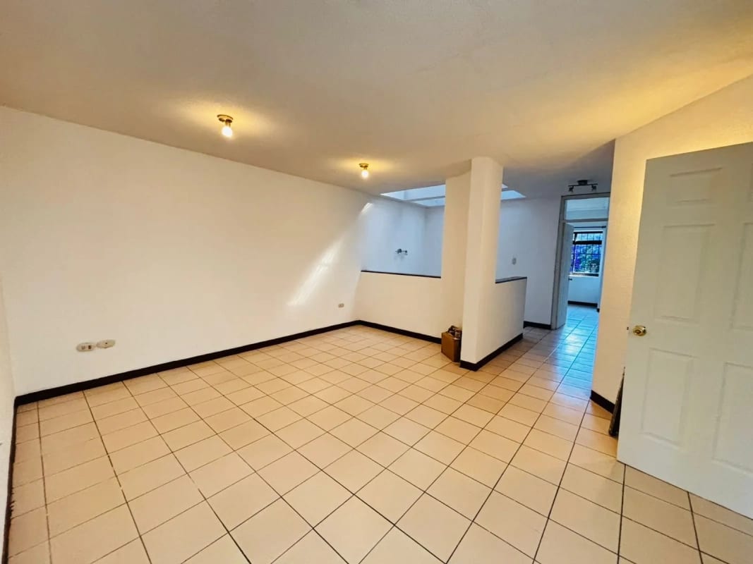 Linda Casa con jardín en Venta en Km. 27 CAES — Casa en Venta en Carretera a El Salvador, Guatemala, Ciudad — foto 3 de 16