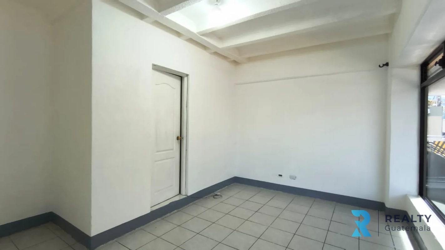 RENTO/VENDO Local Comercial/Clínica  Zona 10, Plaza Buro, 20 calle - 5