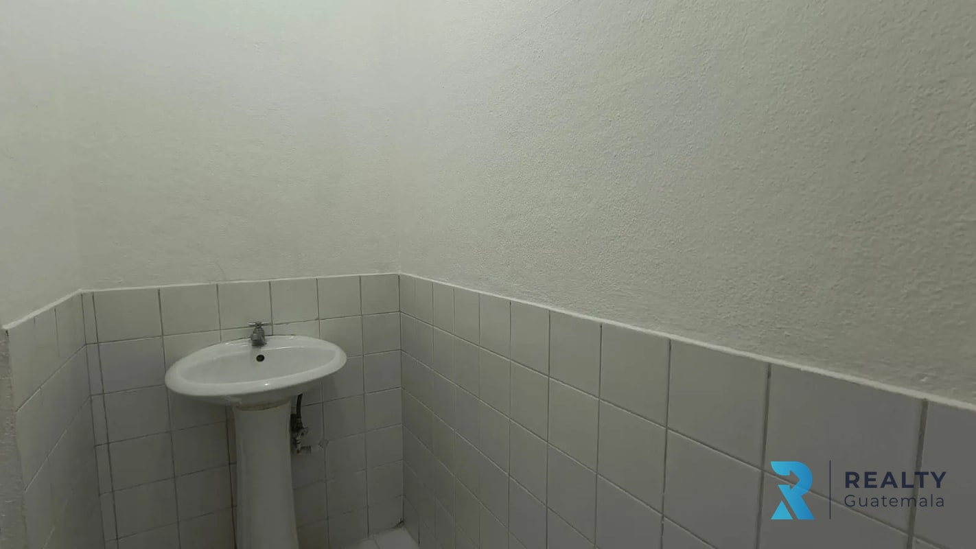 RENTO/VENDO Local Comercial/Clínica Zona 10, Plaza Buro, 20 calle - 2