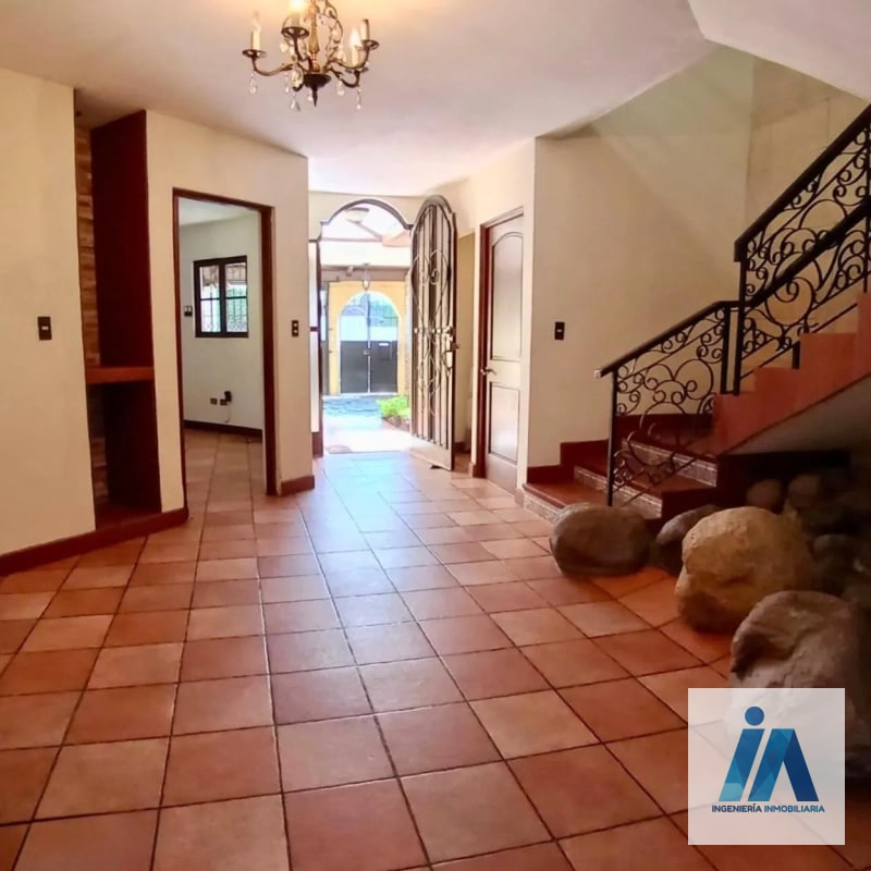 CASA  EN VENTA ESTILO COLONIAL, 📍sobre 20 calle Zona 10 ( fuera de garita) - 10