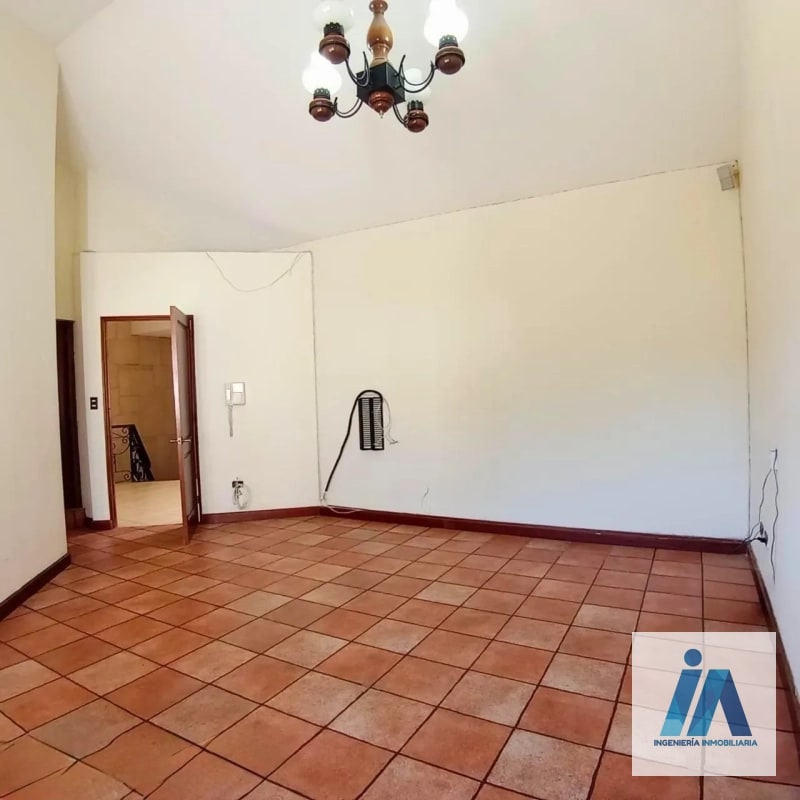 CASA  EN VENTA ESTILO COLONIAL, 📍sobre 20 calle Zona 10 ( fuera de garita) - 4