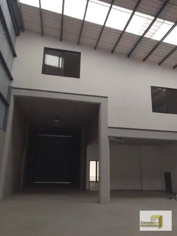 Ofibodega/ Complejo nuevo el Encinal/ 439.30 M2 - 2
