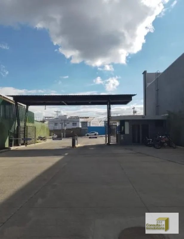 Ofibodega/ Complejo nuevo el Encinal/ 439.30 M2 - 1