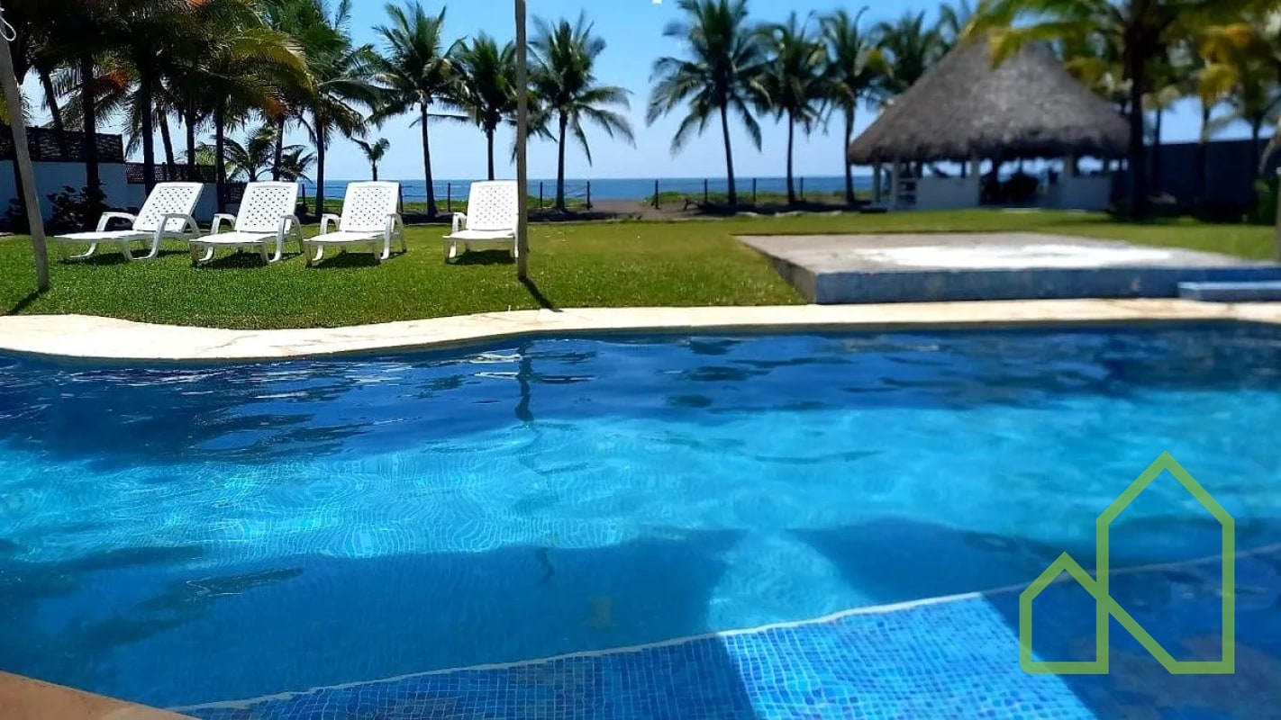 Casa de Playa en Venta en La Curvina, Monterrico - 11