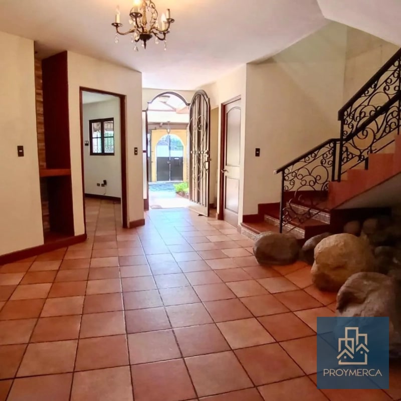 Casa en venta, Estilo colonial, Sobre 20 calle Zona 10 - 1