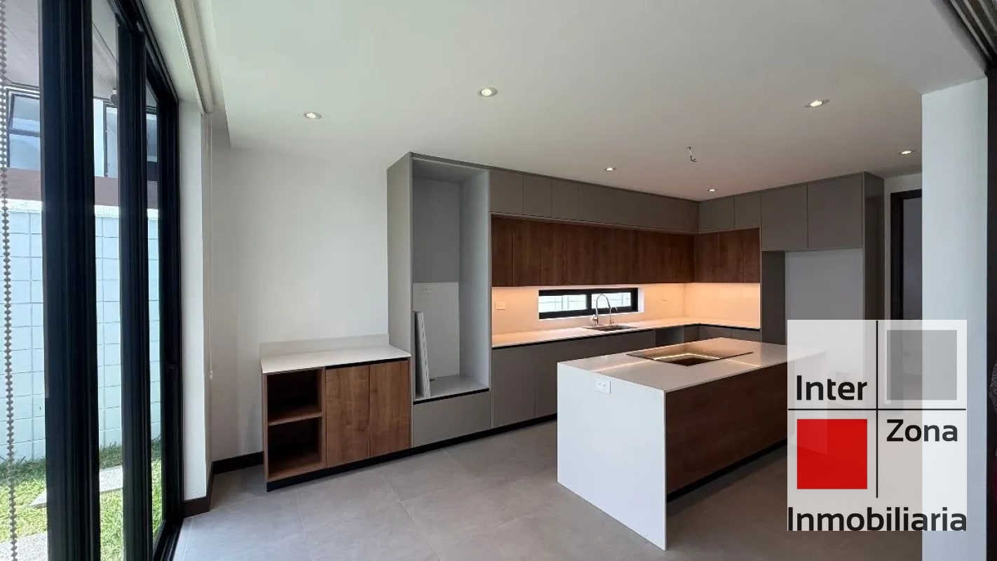 Casa en renta en Zona 10 - 9