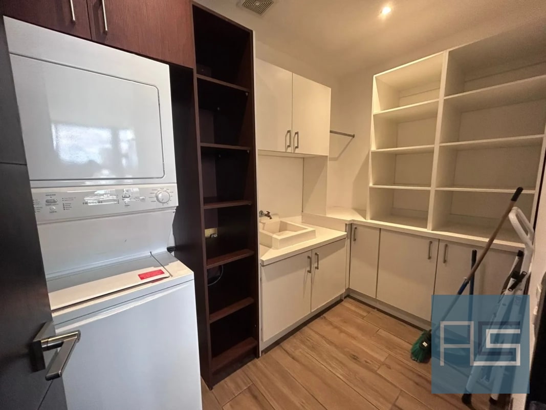 *Amplio e iluminado Apartamento de 3 hab., en Renta en zona 10* - 11