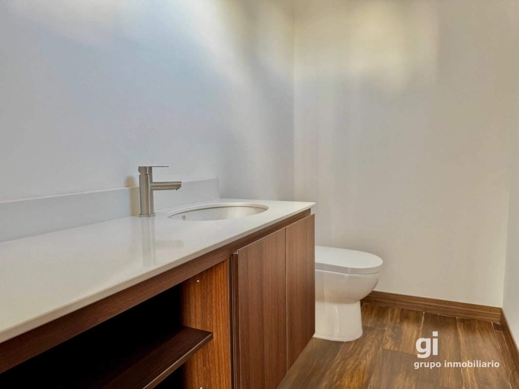 Apartamento con la comodidad de una casa en venta en zona 15 - 12