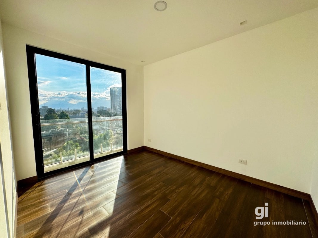 Apartamento con la comodidad de una casa en venta en zona 15 - 11