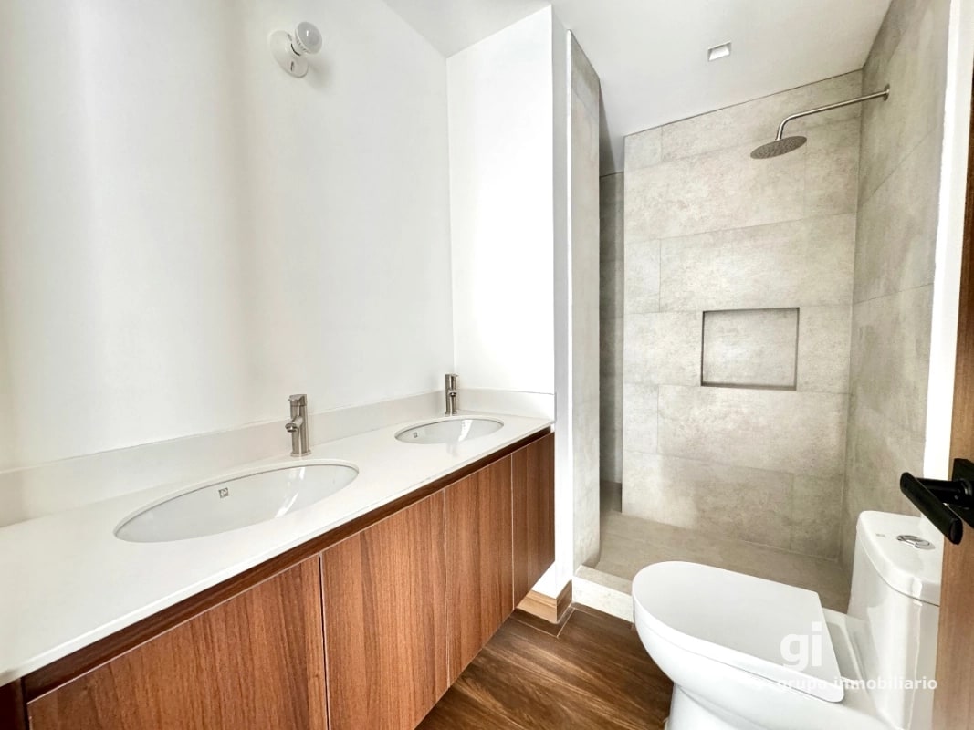 Apartamento con la comodidad de una casa en venta en zona 15 - 10