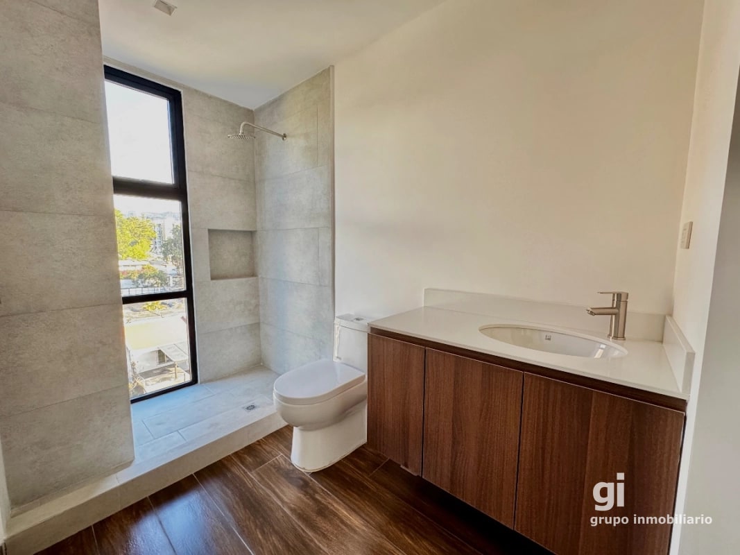 Apartamento con la comodidad de una casa en venta en zona 15 - 8