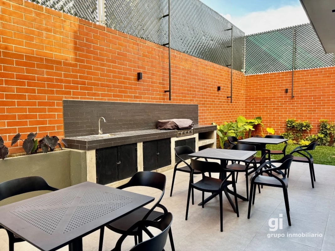 Apartamento con la comodidad de una casa en venta en zona 15 - 4