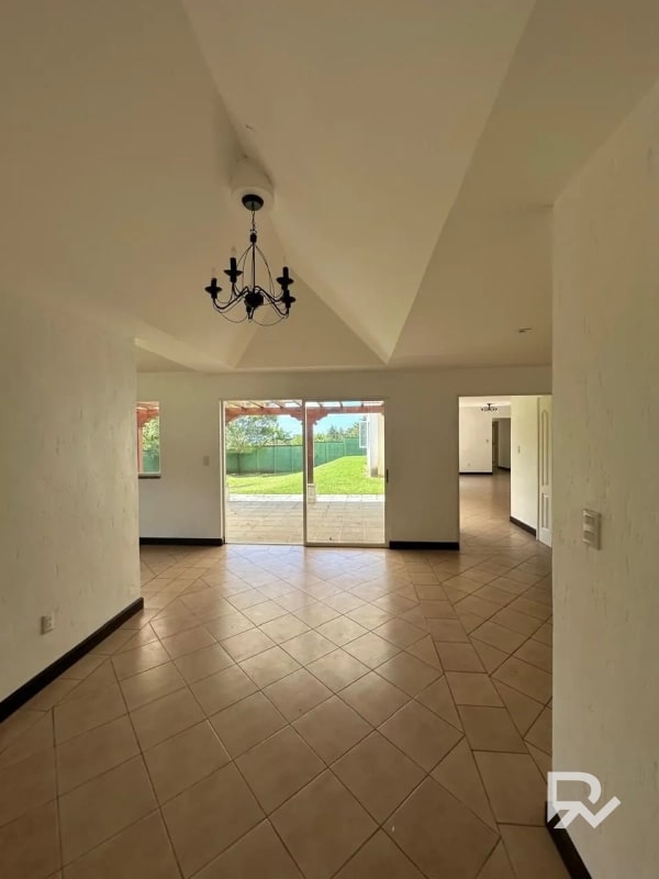 Alquilo casa de 1 nivel en Condominio Casa y Campo CAES - 2