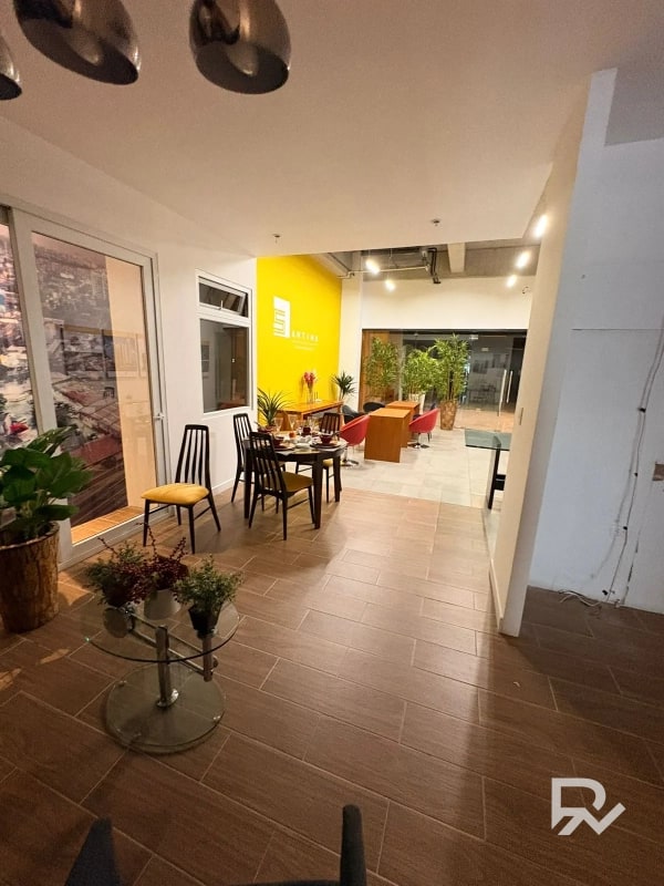 Alquilo local comercial en zona 9 - 2