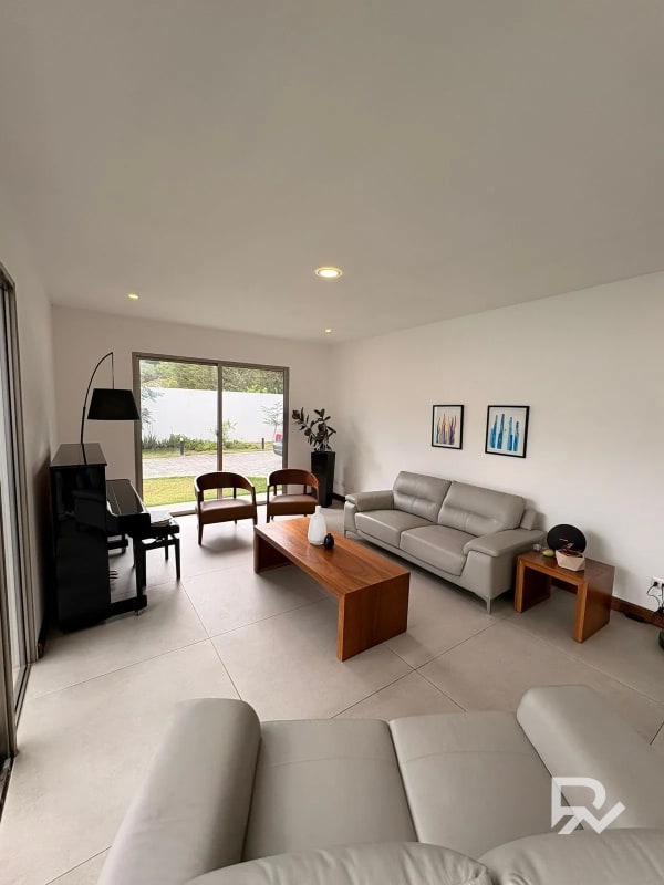 Casa en venta en San José Pinula con diseño Moderno - 12