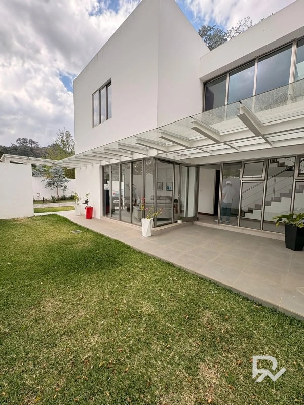 Casa en venta en San José Pinula con diseño Moderno - 1