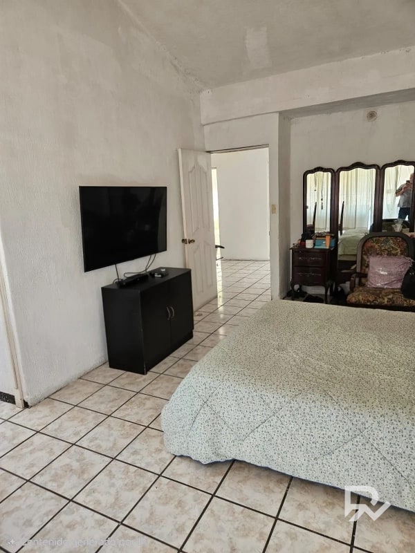 Vendo casa de 2 niveles en Colonia Lourdes zona 16 para Remodelar - 2