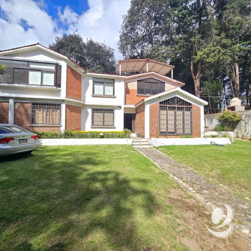 Casa con Jardín en Venta San Lucas Sacatepéquez - 1