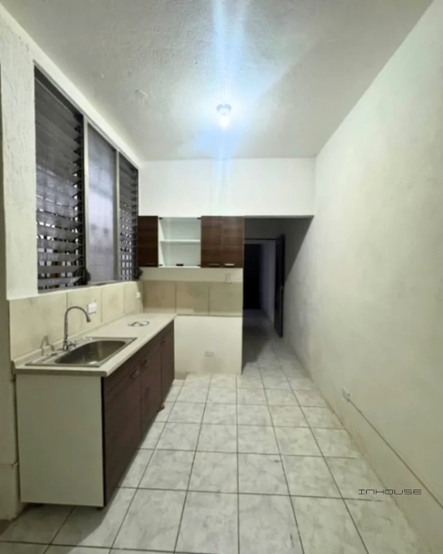 CASA EN RENTA EN ZONA 6  PARA USO COMERCIAL FRENTE A LA PARADA DEL TRANSMETRO - 2