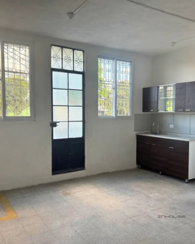 CASA EN RENTA EN ZONA 6 PARA USO COMERCIAL FRENTE A LA PARADA DEL TRANSMETRO - 1
