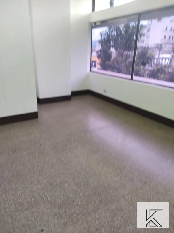 Locales Comerciales en  prestigioso CC en zona 1 - 5
