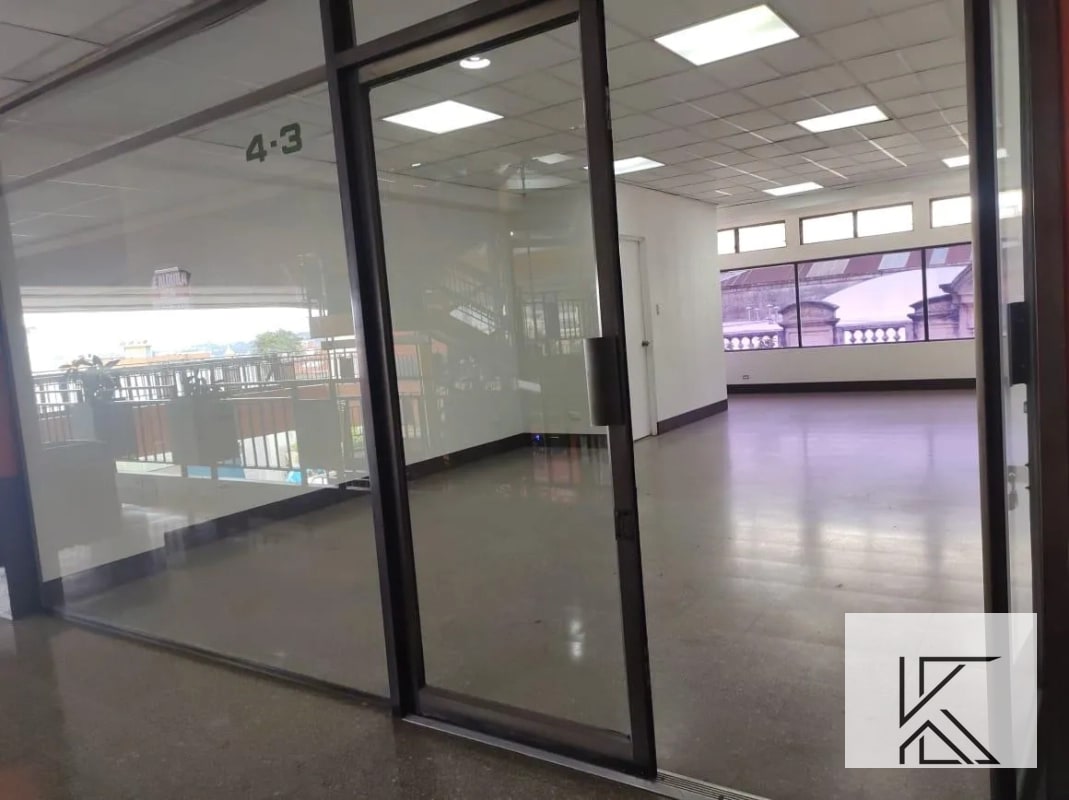 Locales Comerciales en  prestigioso CC en zona 1 - 3