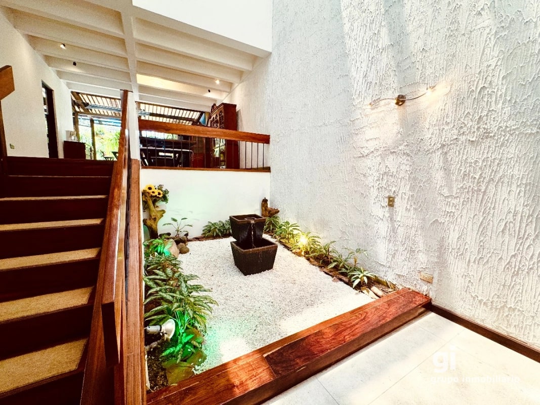 Casa en Venta en Zona 10 - Sector Céntrico y Tranquilo - 1