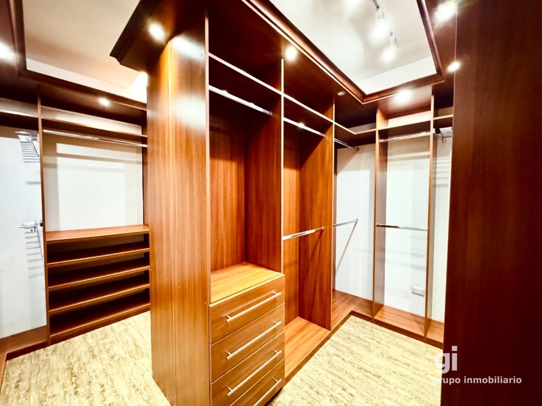 Una Propiedad que Ofrece Más por tu Inversión – Casa en Venta en Zona 15 - 15