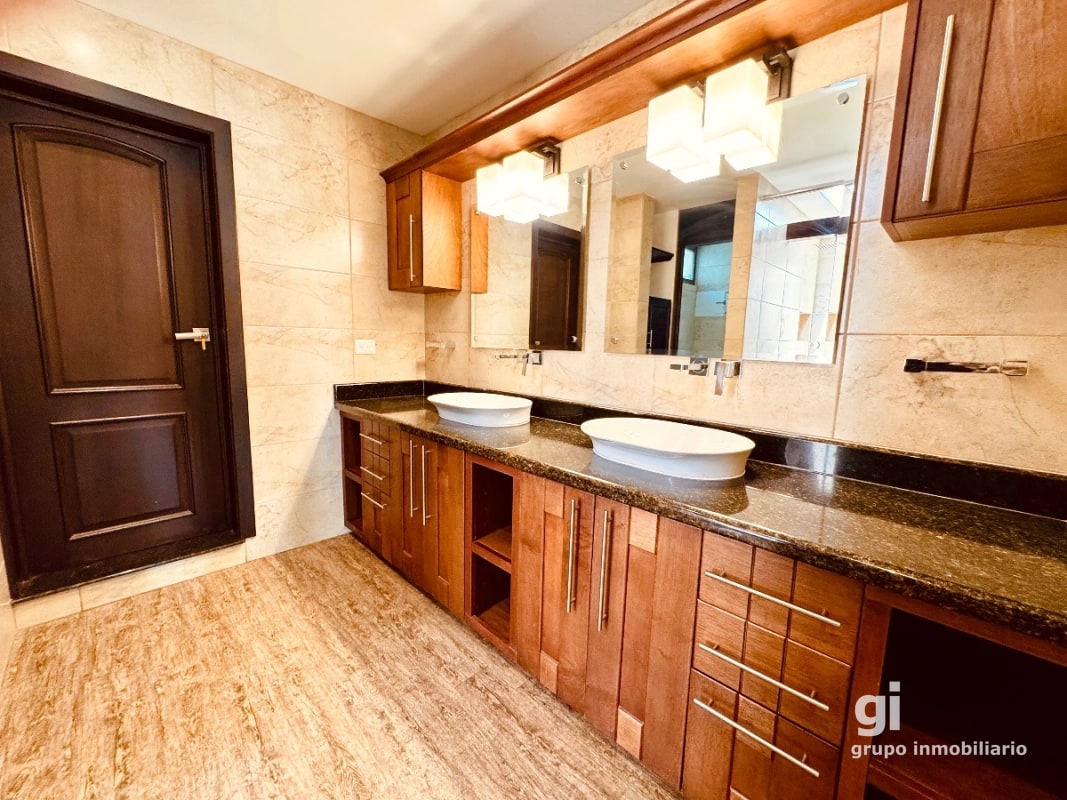 Una Propiedad que Ofrece Más por tu Inversión – Casa en Venta en Zona 15 - 13