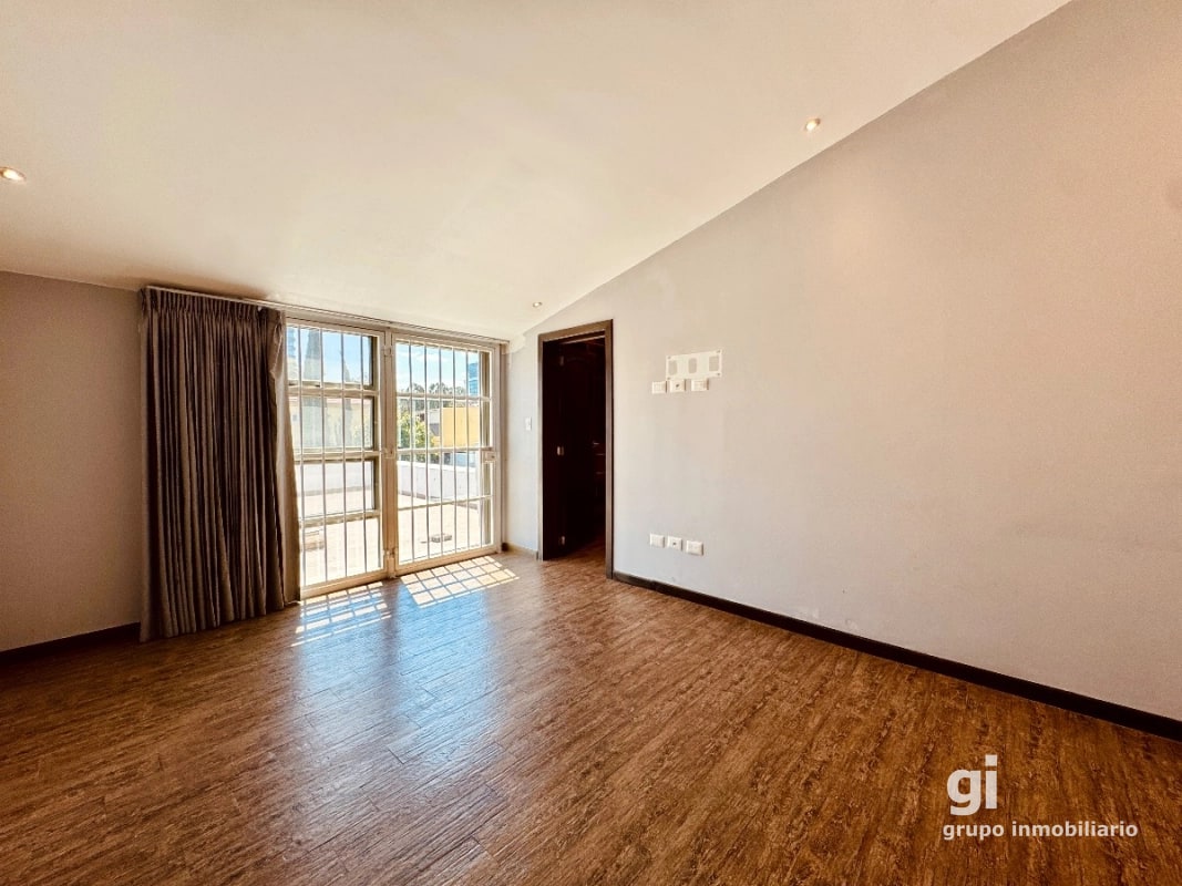 Una Propiedad que Ofrece Más por tu Inversión – Casa en Venta en Zona 15 - 11