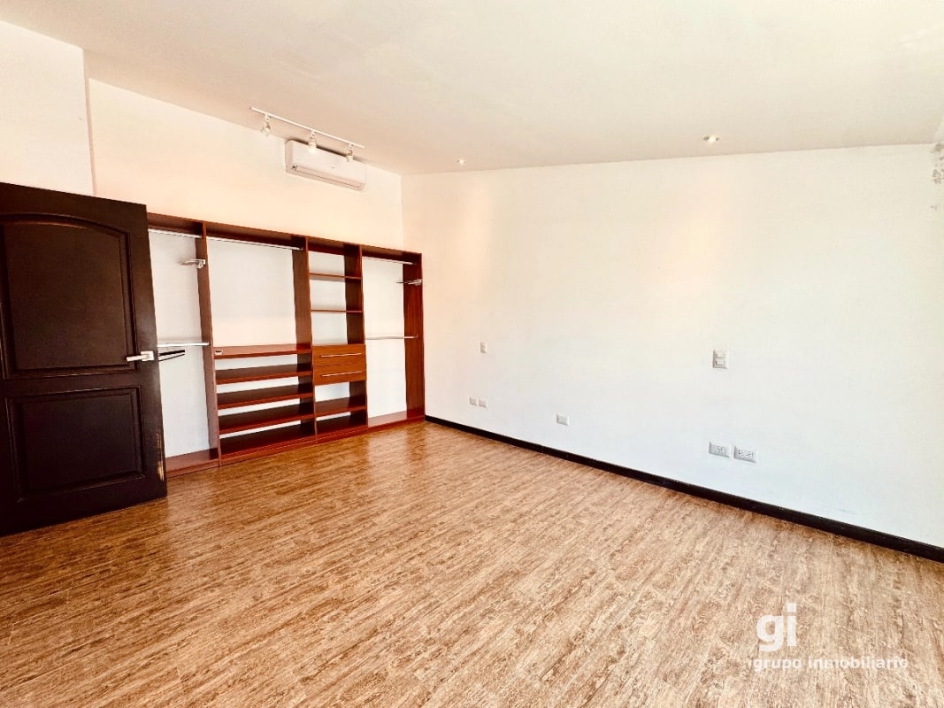 Una Propiedad que Ofrece Más por tu Inversión – Casa en Venta en Zona 15 - 10