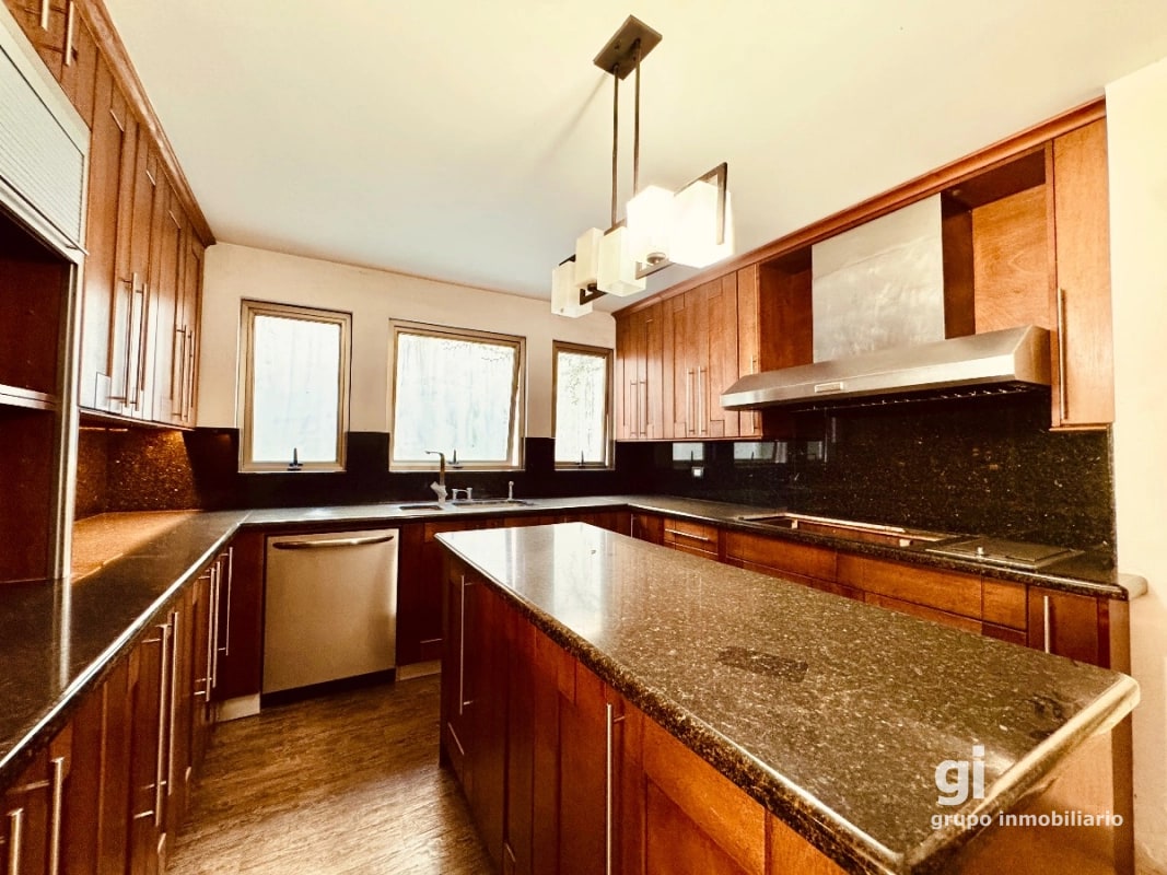Una Propiedad que Ofrece Más por tu Inversión – Casa en Venta en Zona 15 - 9