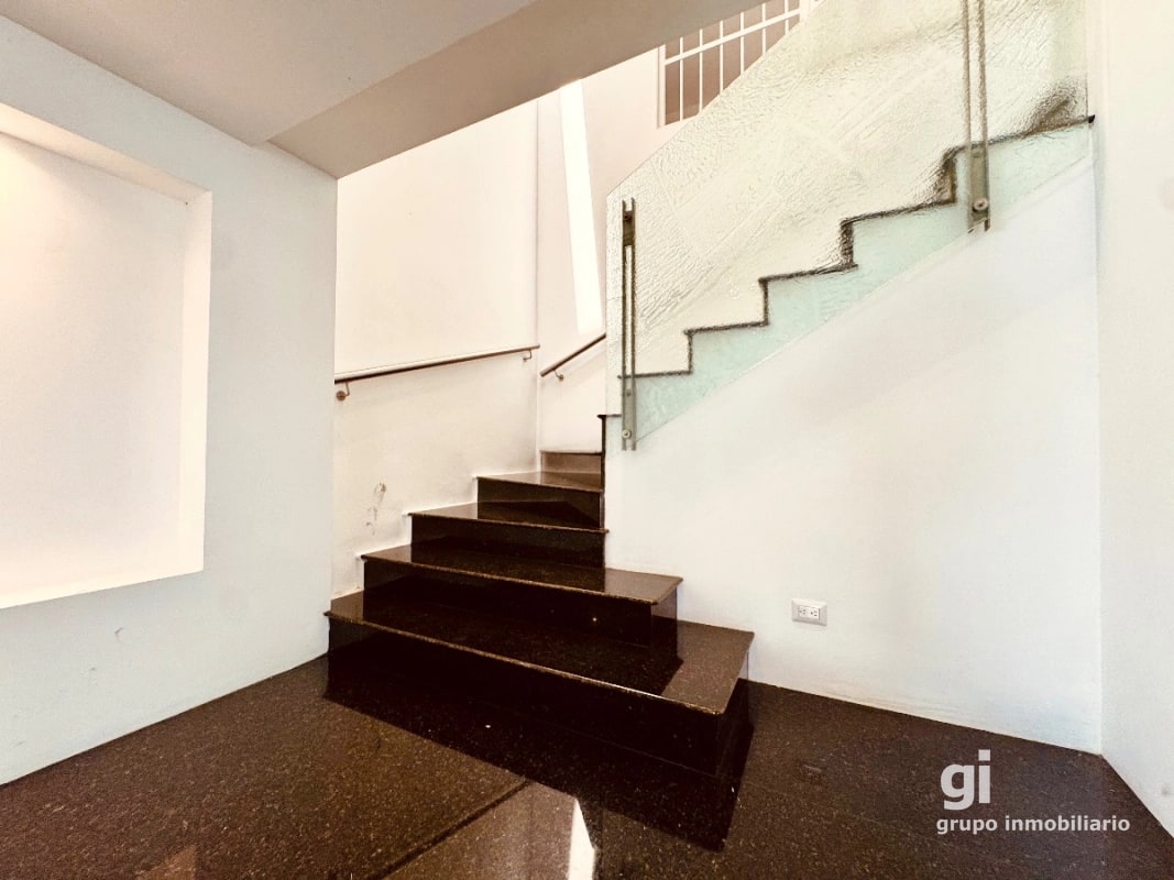 Una Propiedad que Ofrece Más por tu Inversión – Casa en Venta en Zona 15 - 2