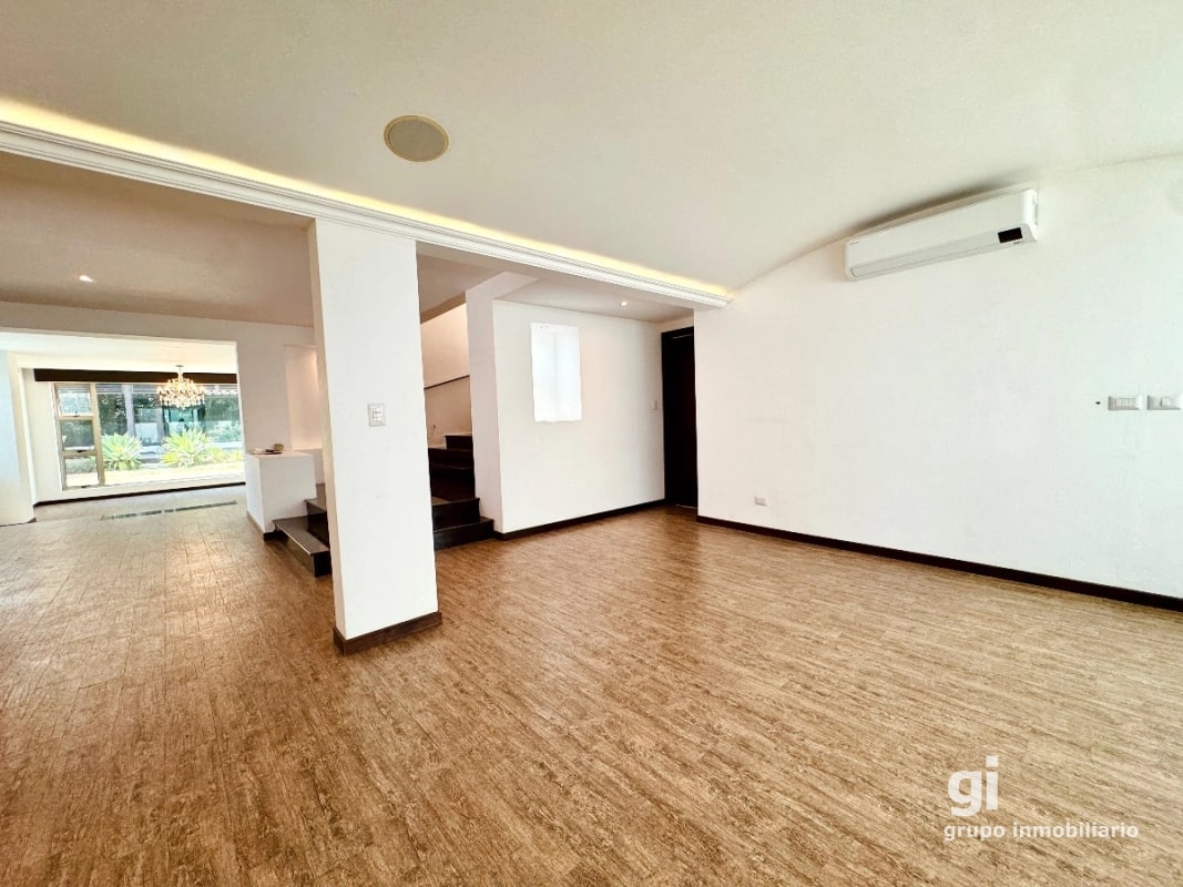 Una Propiedad que Ofrece Más por tu Inversión – Casa en Venta en Zona 15 - 1