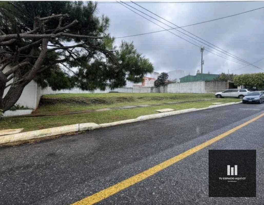 Terreno Amplio En Venta - En Zona 16, Colonia Hacienda Real - 1