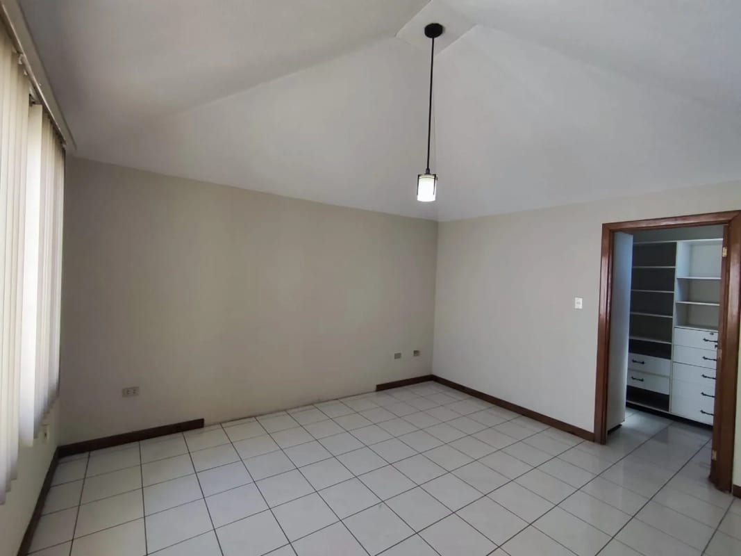 Se vende casa en San Remo, a la par de SanKris Mall, Ciudad San Cristóbal — Casa en Venta en Zona 8 Mixco, Guatemala, Ciudad — foto 12 de 17