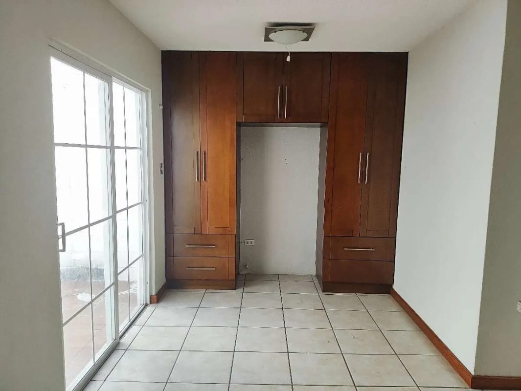 Se vende casa en San Remo, a la par de SanKris Mall, Ciudad San Cristóbal — Casa en Venta en Zona 8 Mixco, Guatemala, Ciudad — foto 8 de 17