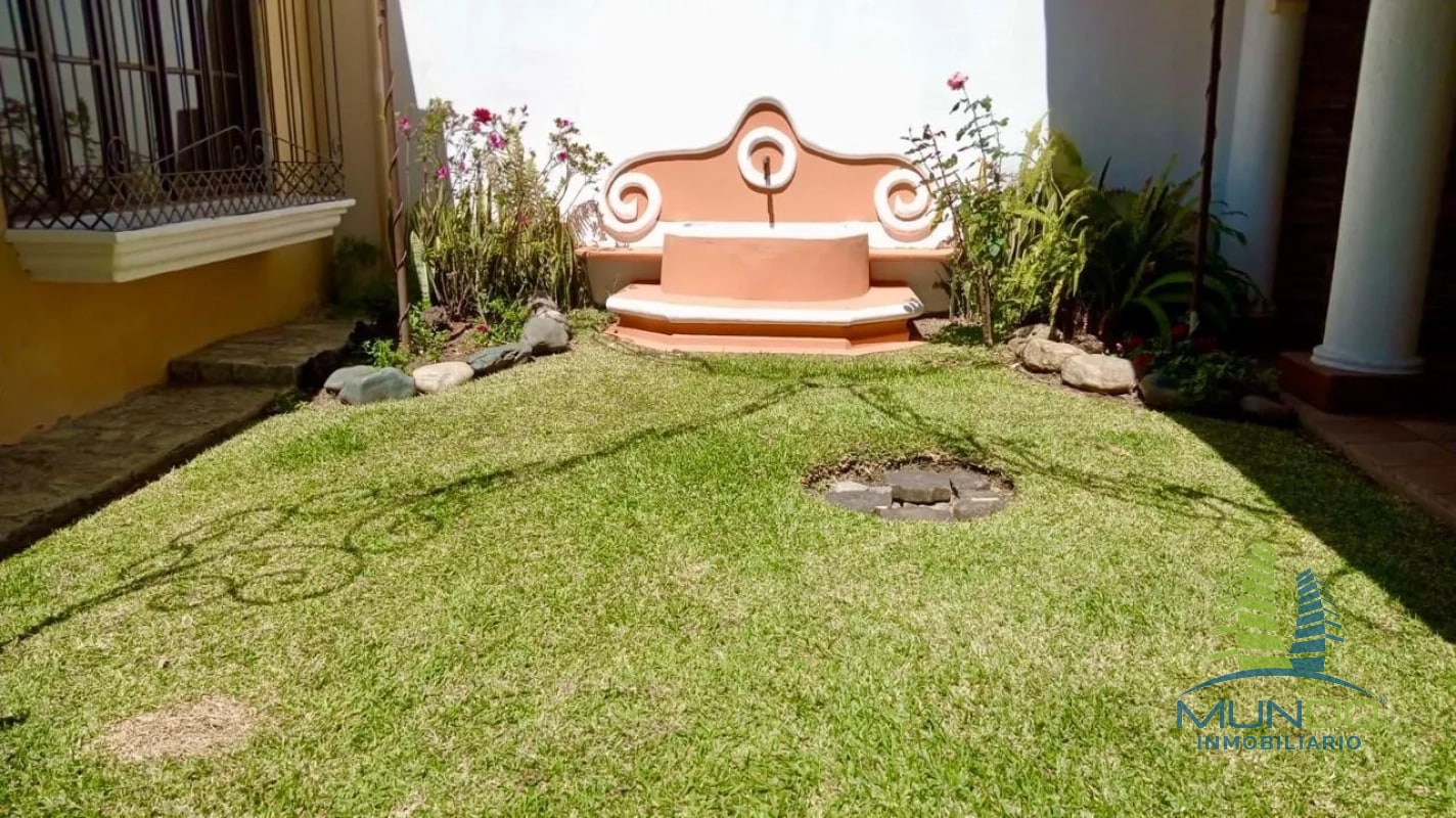 CASA EN VENTA ESTILO COLONIAL ZONA 10 - 8