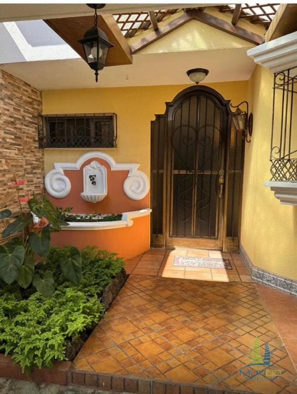 CASA EN VENTA ESTILO COLONIAL ZONA 10 - 7