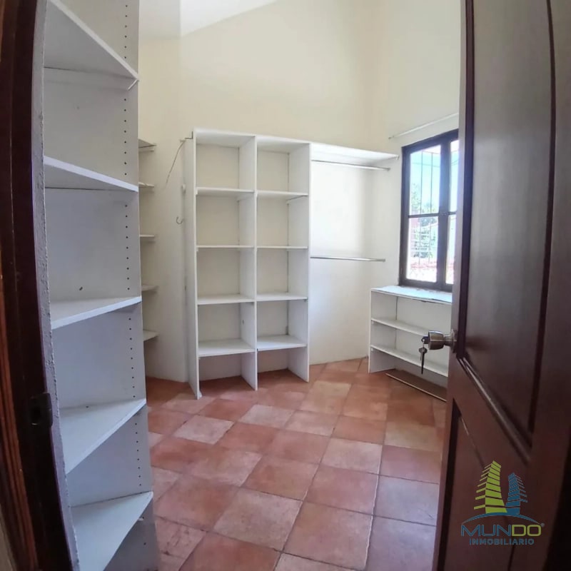 CASA EN VENTA ESTILO COLONIAL ZONA 10 - 4