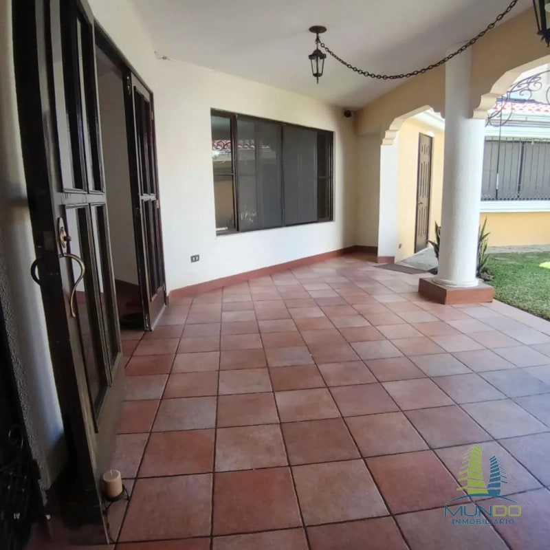CASA EN VENTA ESTILO COLONIAL ZONA 10 - 2