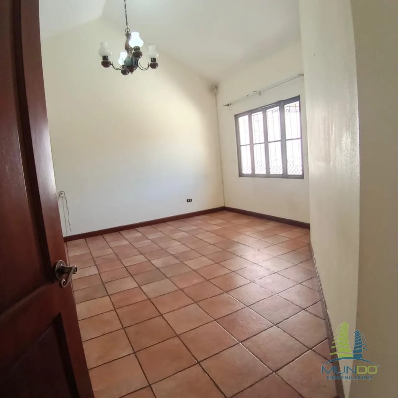 CASA EN VENTA ESTILO COLONIAL ZONA 10 - 1