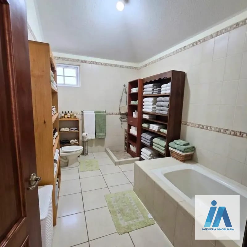 CASA EN ALQUILER📍 Condominio Villas de Entreverdes, Km. 19 Fraijanes — Casa en Alquiler en Fraijanes, Carretera a El Salvador, Guatemala, Ciudad — foto 4 de 17