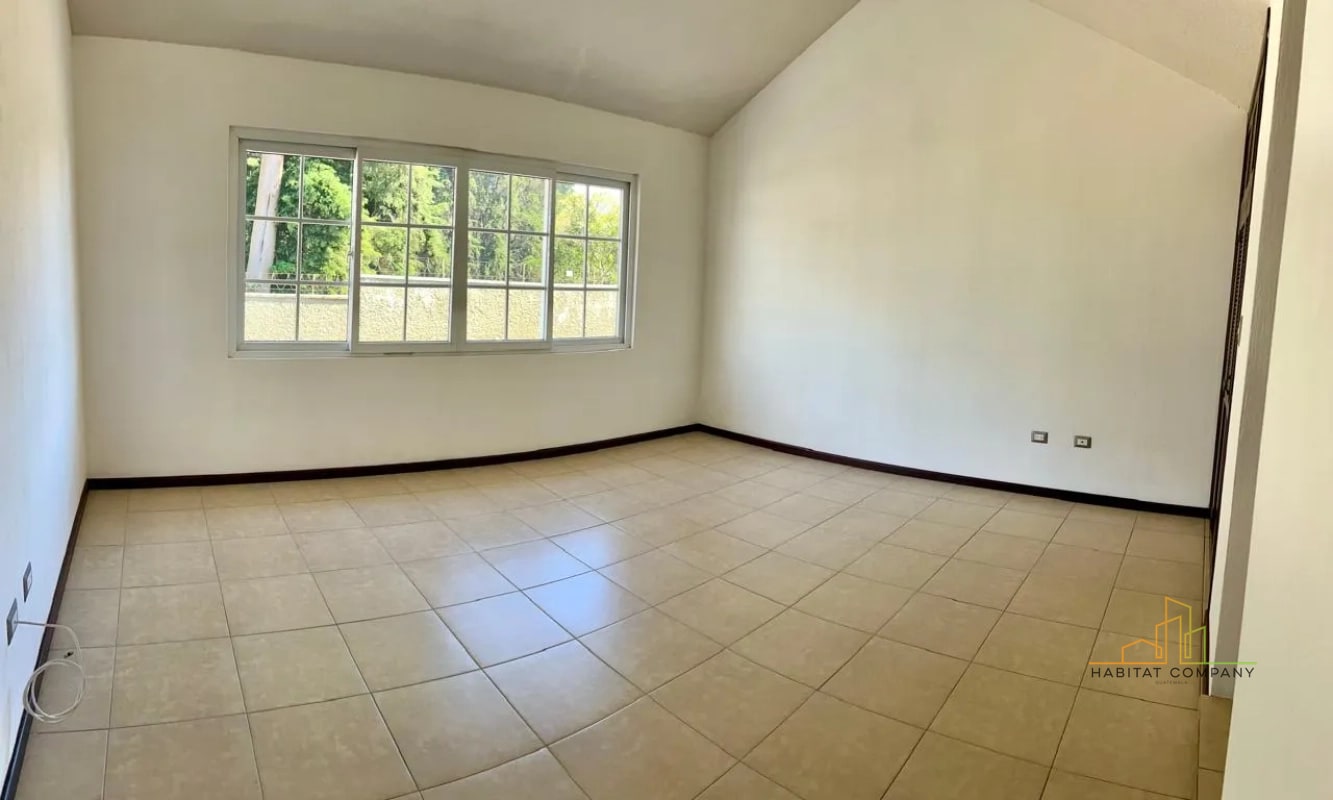 Ganga Casa en Venta en Villas de Santa Mónica Km 16.5 CAES Fraijanes – Amplia, con Jardín y Chimenea (Precio Rebajado) - 4