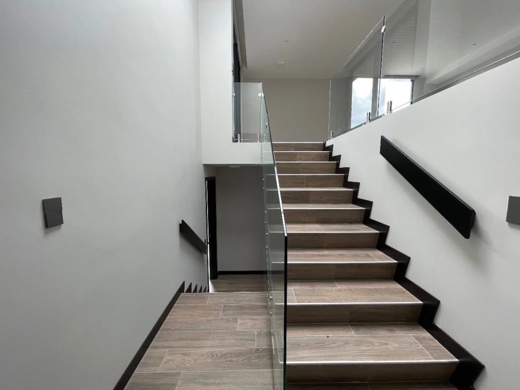 CASA VENTA NUEVA KM 9 CAES FRENTE A HOTEL HILTON 317 MTS2 , 4 DORMITORIOS, DESNIVELES, $715,000 OPCIÓN A RENTA $2,900 — Casa en Venta en Carretera a El Salvador, Guatemala, Ciudad — foto 6 de 13