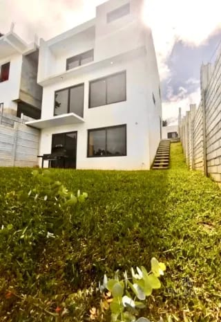 Km 20.5 CAES • Casa en Venta • Residencial Lo de Valdez — Casa en Venta en lo de Valdez, Carretera a El Salvador, Guatemala, Ciudad — miniatura 1 de 13